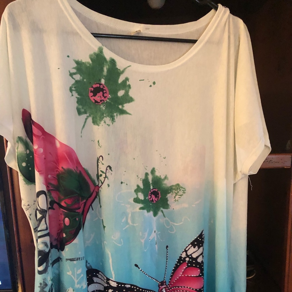Beautiful spring butterfly top new without tags